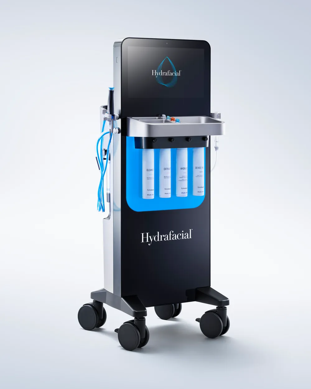 Aparatul Hydrafacial Syndeo pe suport cu roți: ecran tactil, tavă pentru fiole și patru flacoane de soluții iluminate din spate