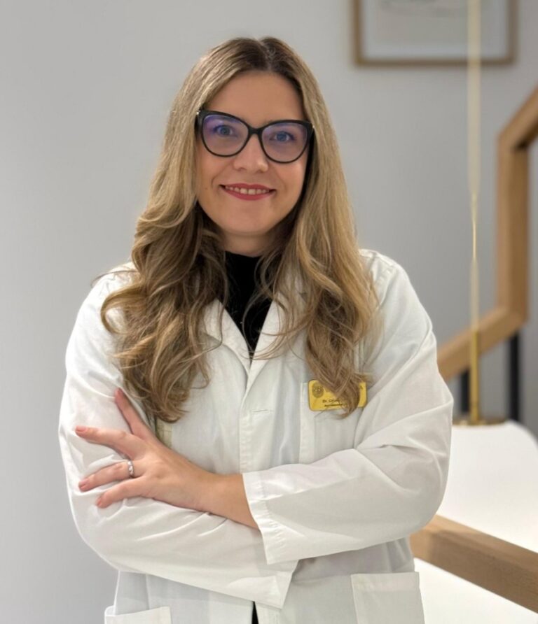Dr. Cristina Popa, medic specialist dermatovenerologie la Wanderma Clinic Craiova, în halat alb, în clinică