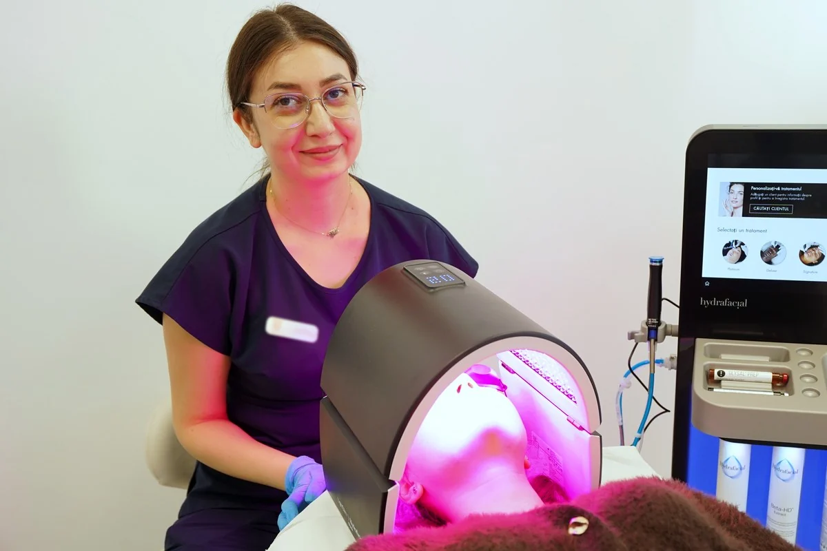 Masca LED la finalul ședinței Hydrafacial, la Wanderma Clinic
